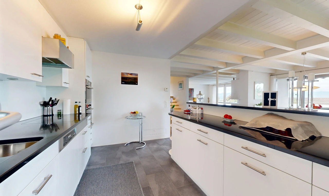 küche mit dark floor, arbeitsplatten, dark countertops, dunstabzugshaube, und weiße schränke