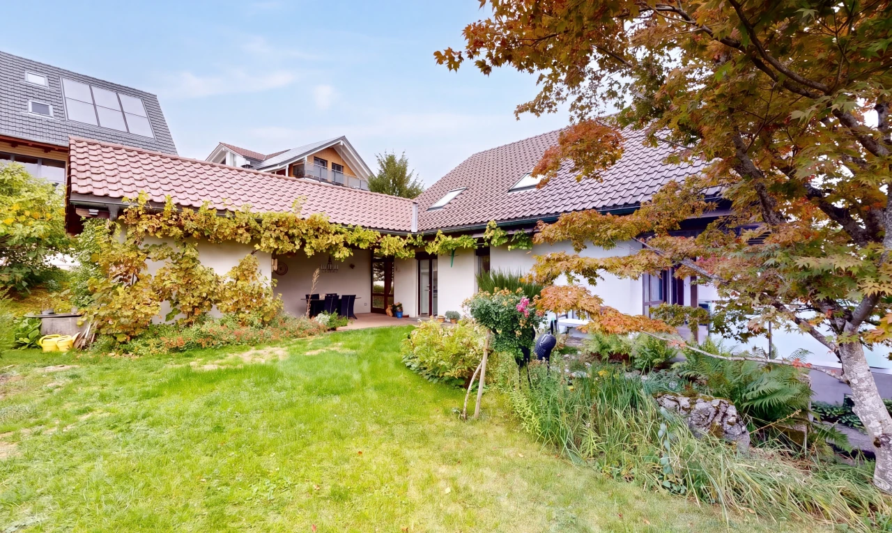 außenansicht mit rasen, ziegeldach, property visible, day time, und from property