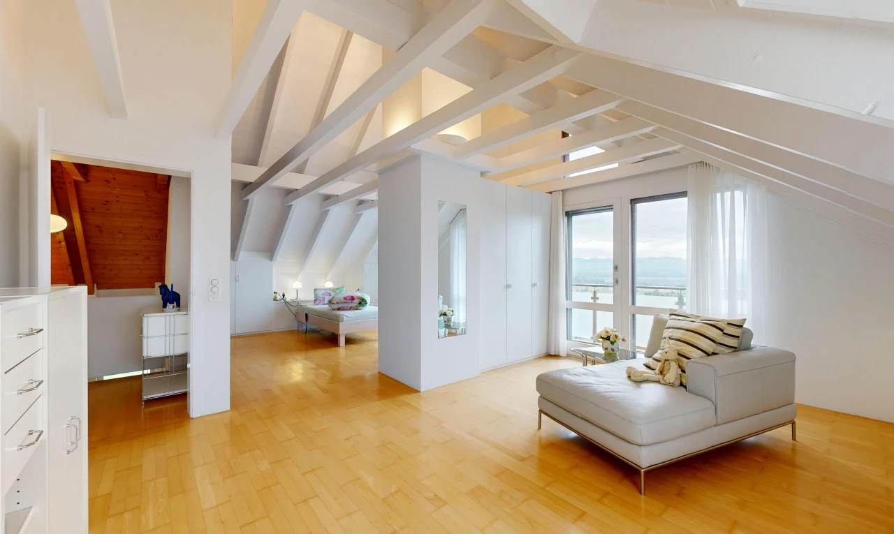 wohnzimmer mit dachschräge, vaulted ceiling, holzfußboden, wood finish floor, und zusätzliches zimmer