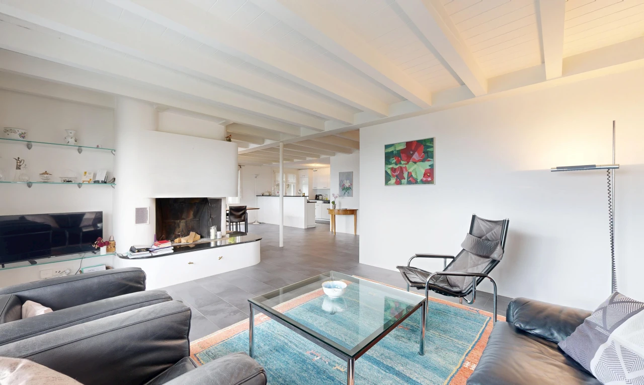 wohnzimmer mit balkendecke, beamed ceiling, high end ceiling, kamin, und gipskartonwand