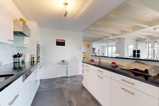 küche mit dark floor, arbeitsplatten, dark countertops, dunstabzugshaube, und weiße schränke