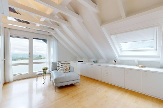 wohnzimmer mit zusätzliches zimmer, inside property, wood finish floor, holzfußboden, und light floor