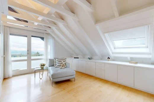 wohnzimmer mit zusätzliches zimmer, inside property, wood finish floor, holzfußboden, und light floor