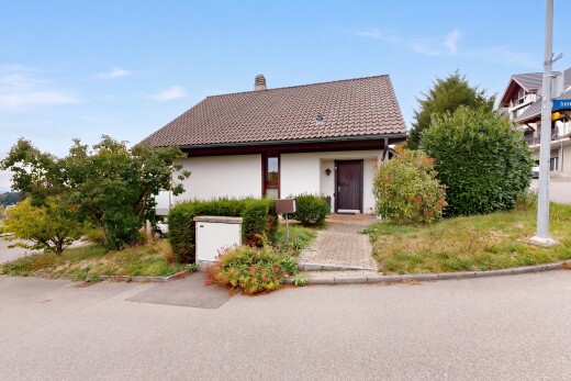 außenansicht mit schornstein, property visible, ziegeldach, day time, und stuckverkleidung