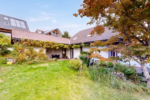 außenansicht mit rasen, ziegeldach, property visible, day time, und from property