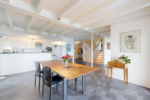 esszimmer mit treppen, balkendecke, beamed ceiling, high end ceiling, und inside property