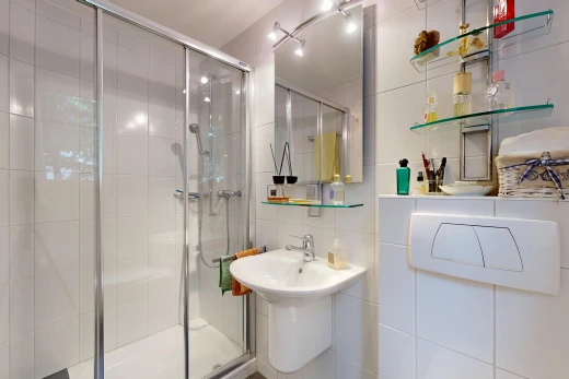 bad mit spiegel, dusche, komplettes badezimmer, waschbecken, und fliesenwand