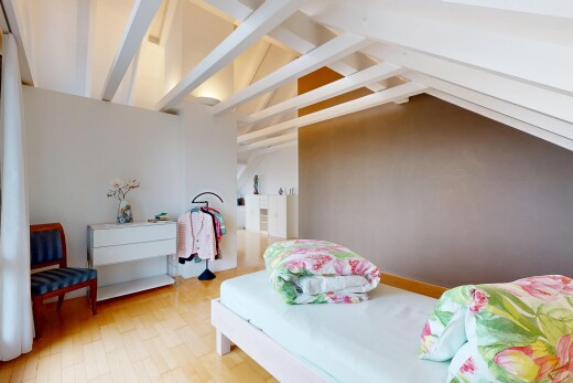 zimmer / schlafzimmer mit high end ceiling, beamed ceiling, balkendecke, vaulted ceiling, und dachschräge