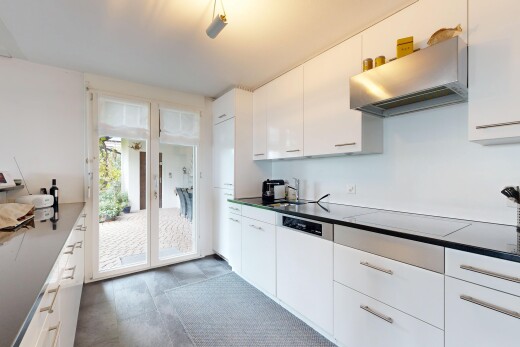 küche mit dunstabzugshaube, weiße schränke, white cabinets, arbeitsplatten, und dark countertops
