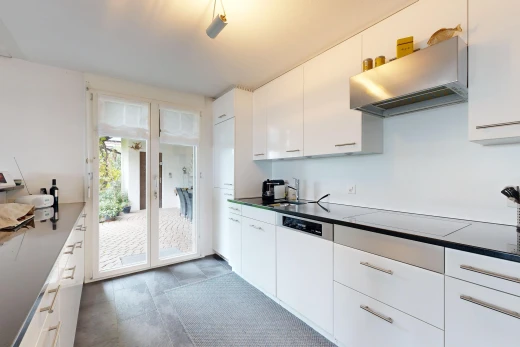 küche mit dunstabzugshaube, weiße schränke, white cabinets, arbeitsplatten, und dark countertops