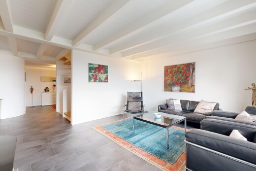 wohnzimmer mit balkendecke, beamed ceiling, high end ceiling, inside property, und gipskartonwand