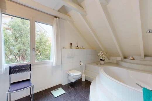 bad mit komplettes badezimmer, bad, dark floor, inside property, und balkendecke