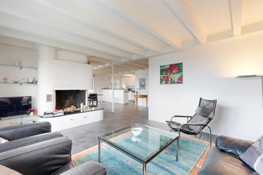 wohnzimmer mit balkendecke, beamed ceiling, high end ceiling, kamin, und gipskartonwand