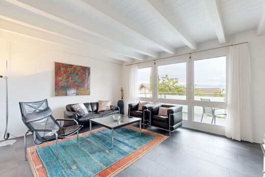 wohnzimmer mit high end ceiling, balkendecke, beamed ceiling, inside property, und gipskartonwand