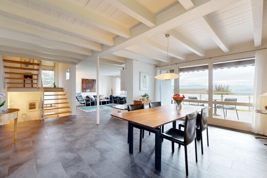 esszimmer mit treppen, balkendecke, beamed ceiling, inside property, und high end ceiling