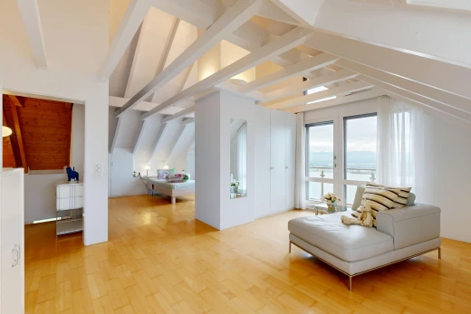 wohnzimmer mit dachschräge, vaulted ceiling, holzfußboden, wood finish floor, und zusätzliches zimmer