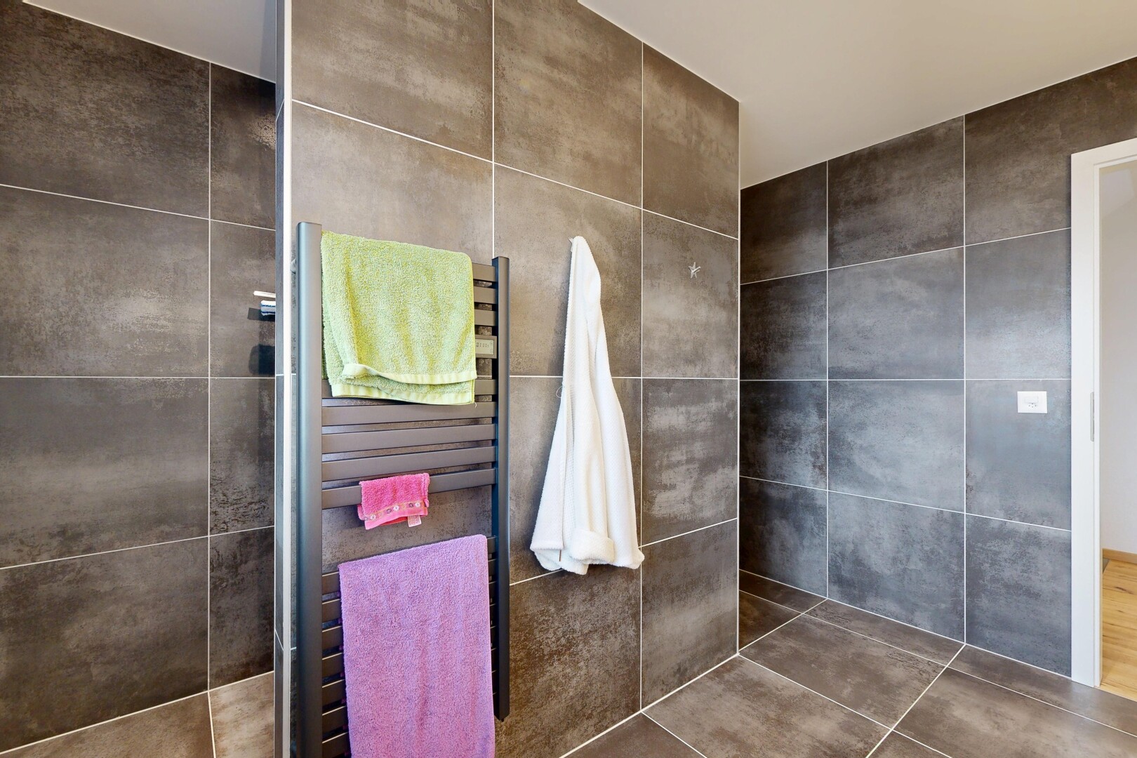 bad mit komplettes badezimmer, dusche, inside property, handtuchwärmer, und hundewaschstation
