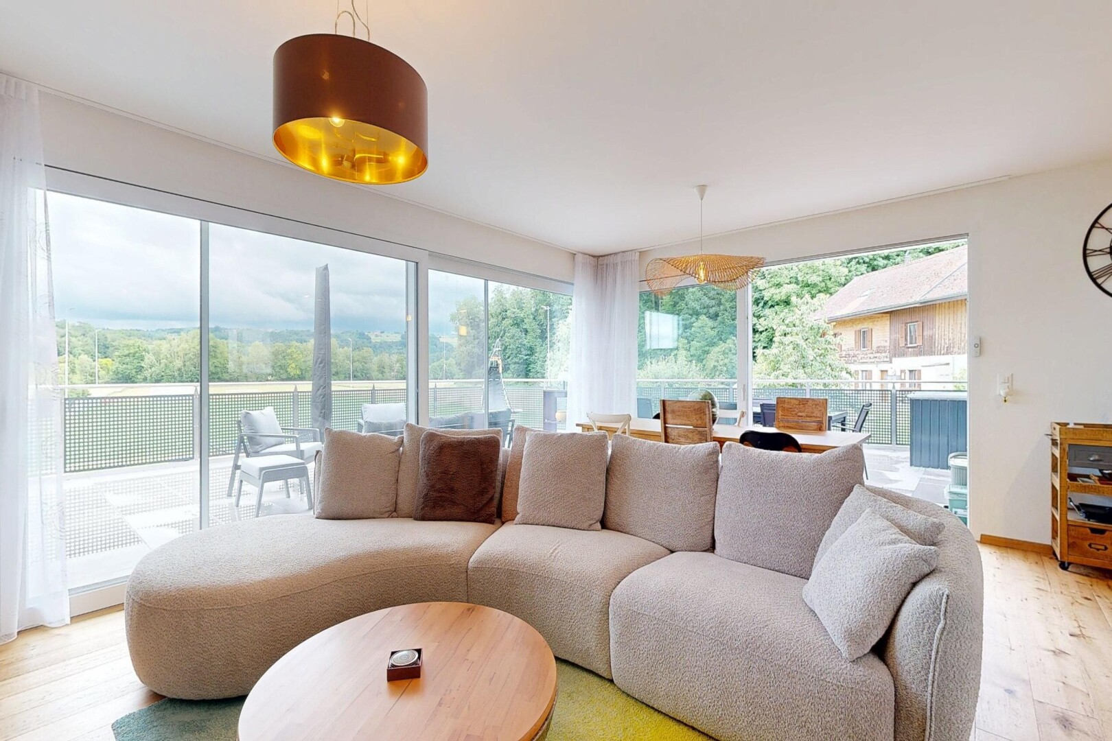 wohnzimmer mit holzfußboden, wood finish floor, inside property, natürliches licht, und natural light