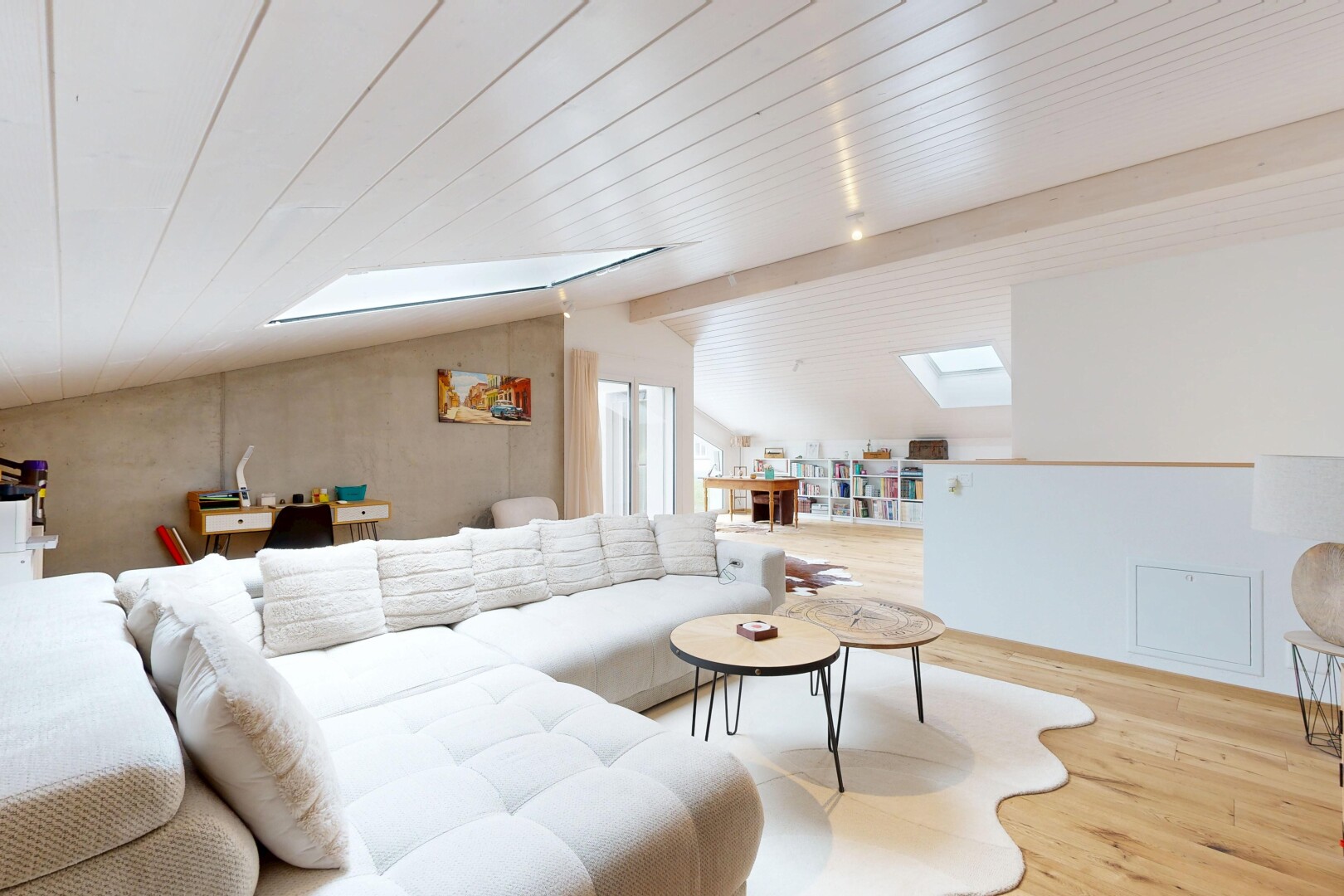 wohnzimmer mit wood finish floor, holzfußboden, inside property, beamed ceiling, und balkendecke