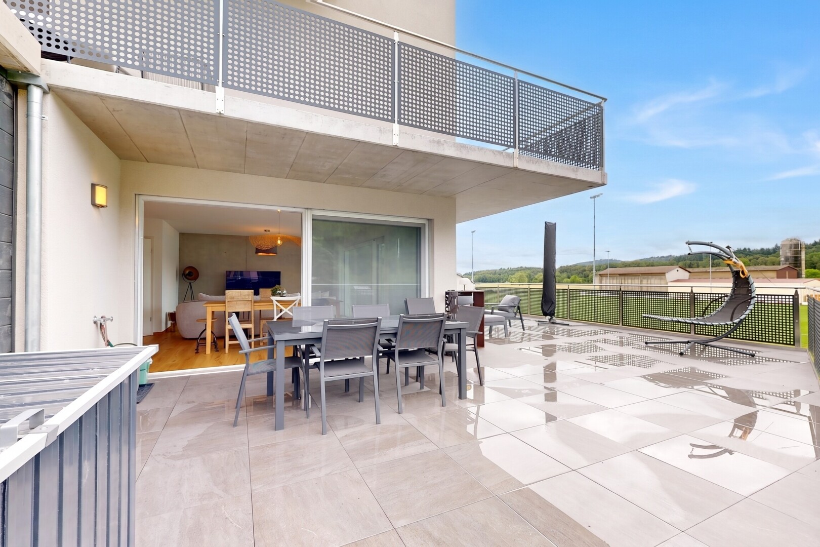 terrasse mit essbereich im freien, terrasse, zaun, day time, und property visible