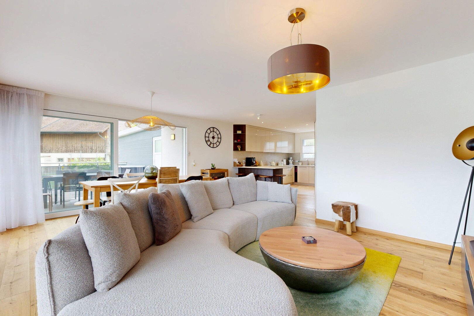 wohn- / esszimmer mit holzfußboden, wood finish floor, inside property, gipskartonwand, und drywall