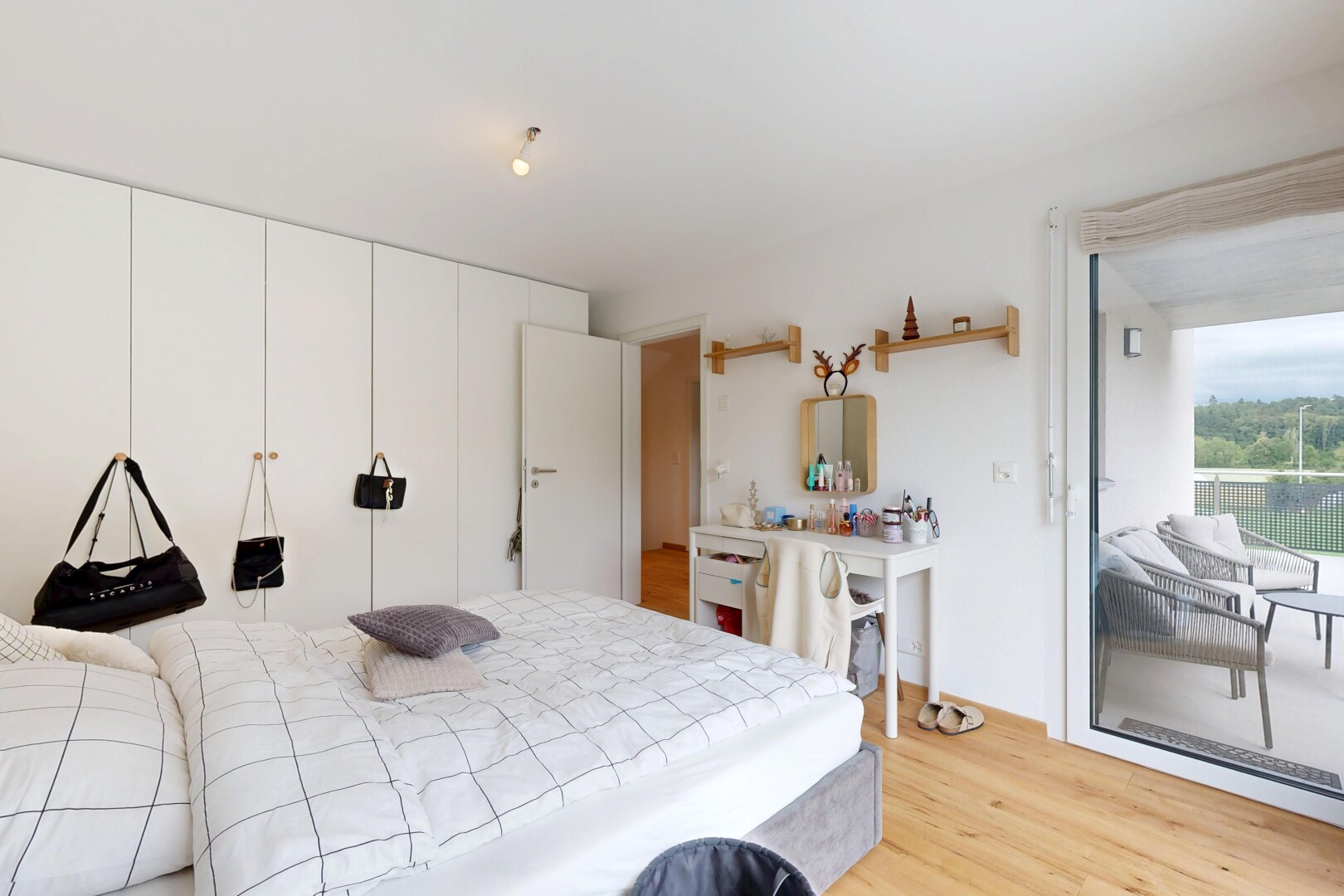 zimmer / schlafzimmer mit holzfußboden, wood finish floor, inside property, natürliches licht, und natural light