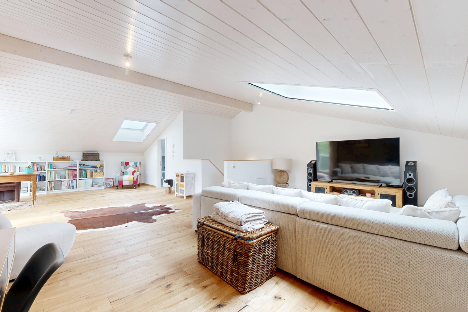 wohnzimmer mit holzfußboden, wood finish floor, dachschräge, vaulted ceiling, und inside property