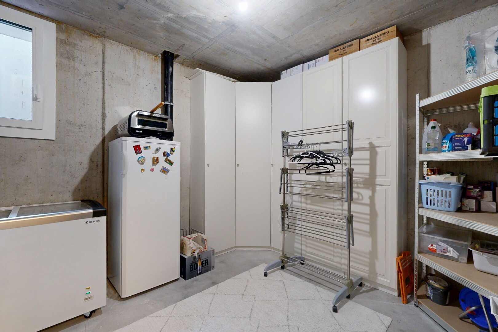küche mit concrete wall, betonmauer, kühlschrank, concrete floor, und betonboden