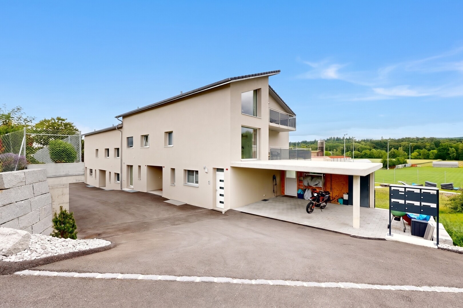 außenansicht mit balkon, day time, zaun, und stuckverkleidung