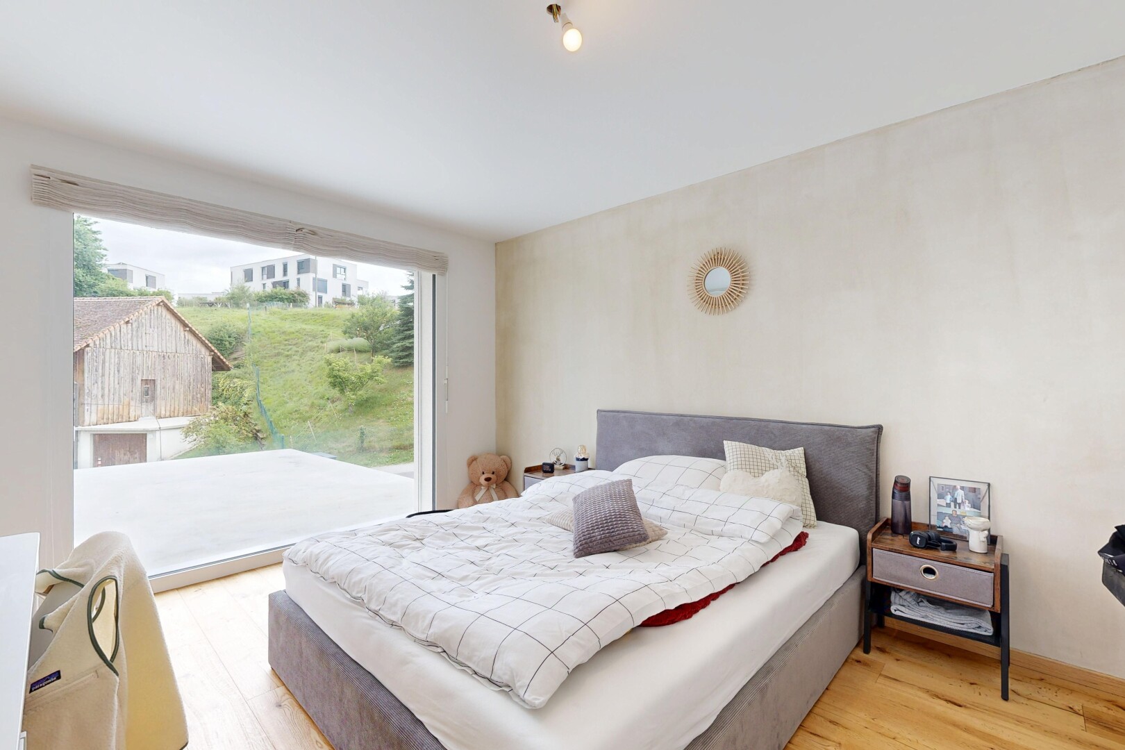 zimmer / schlafzimmer mit holzfußboden, wood finish floor, inside property, natürliches licht, und natural light