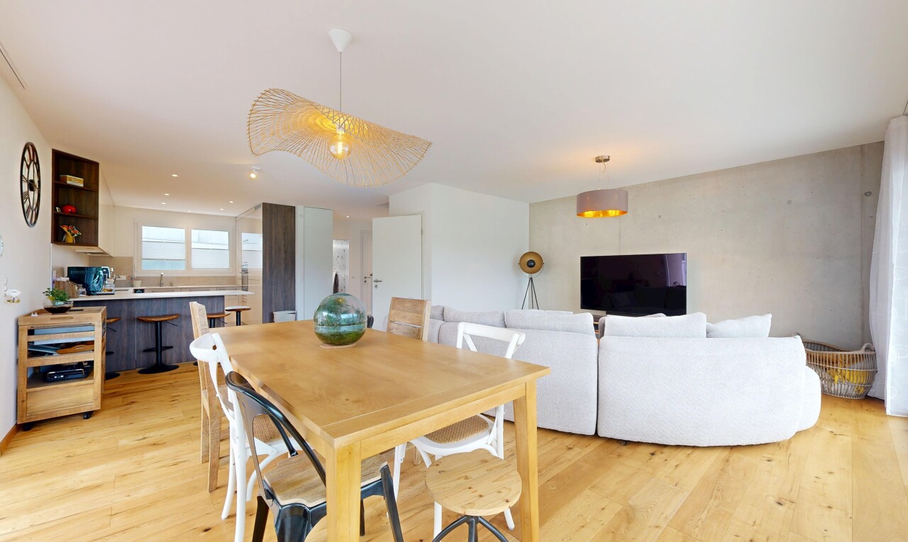 wohn- / esszimmer mit wood finish floor, holzfußboden, fernseher, inside property, und natural light