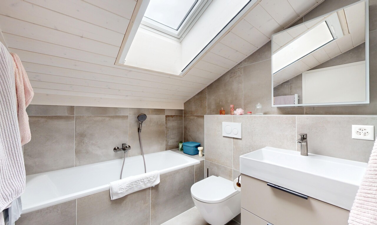 bad mit komplettes badezimmer, bad, spiegel, fliesenwand, und tile wall