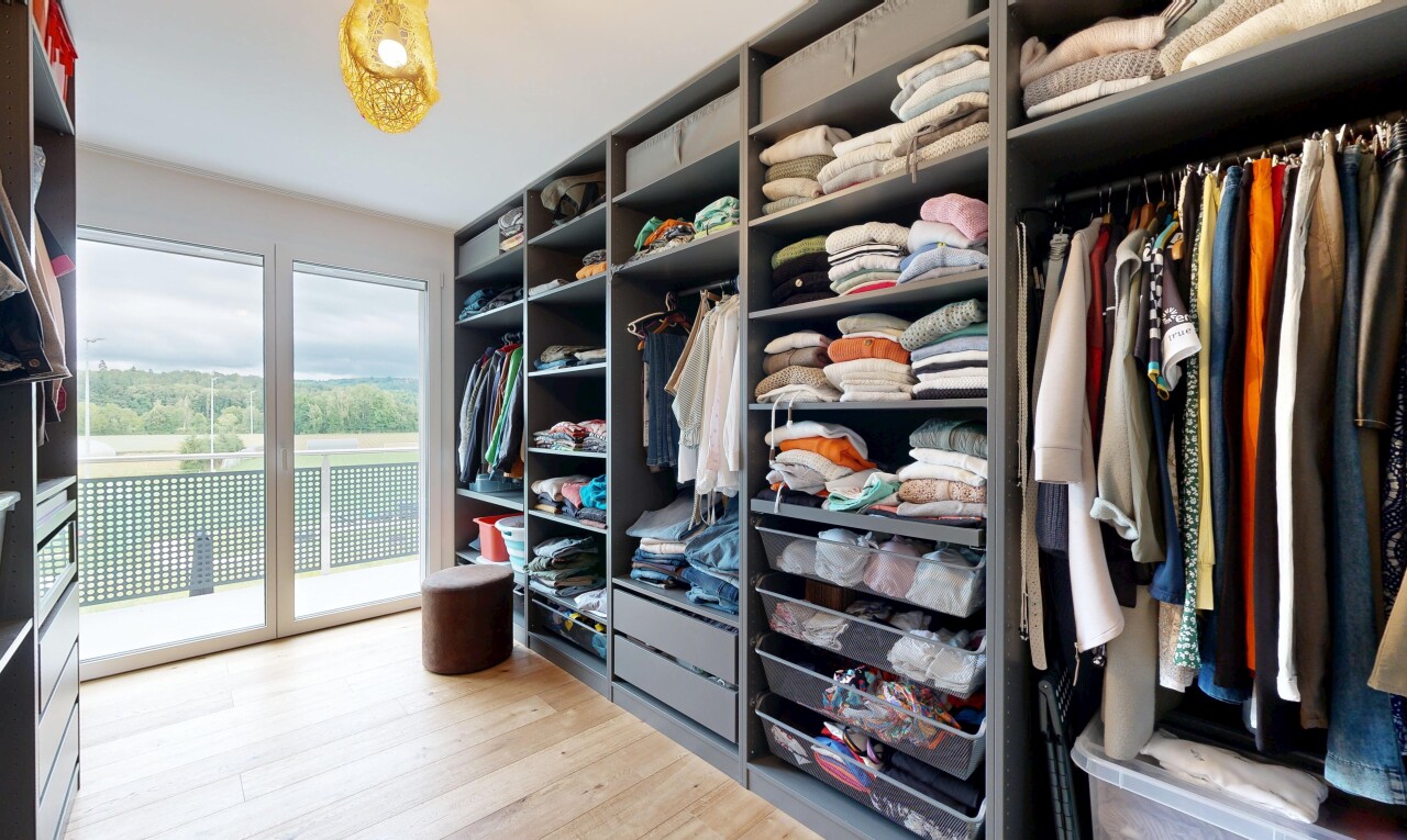 begehbarer kleiderschrank mit light floor, wood finish floor, und holzfußboden