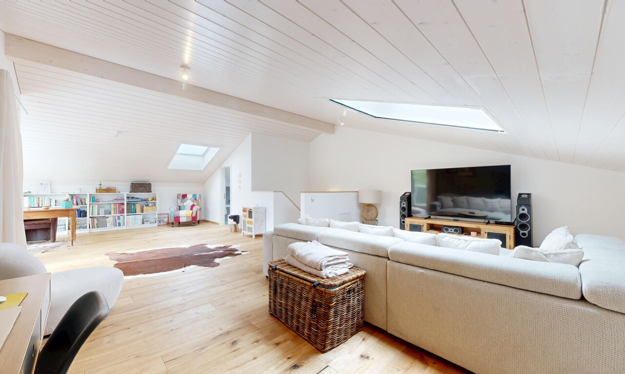 wohnzimmer mit holzfußboden, wood finish floor, dachschräge, vaulted ceiling, und inside property