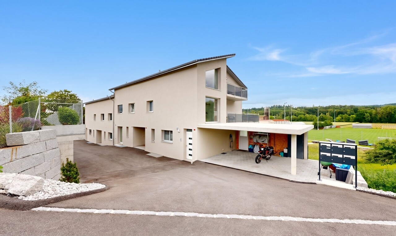außenansicht mit balkon, day time, zaun, und stuckverkleidung