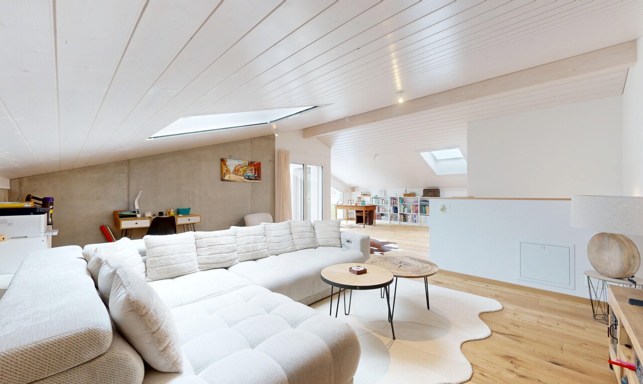 wohnzimmer mit wood finish floor, holzfußboden, inside property, beamed ceiling, und balkendecke