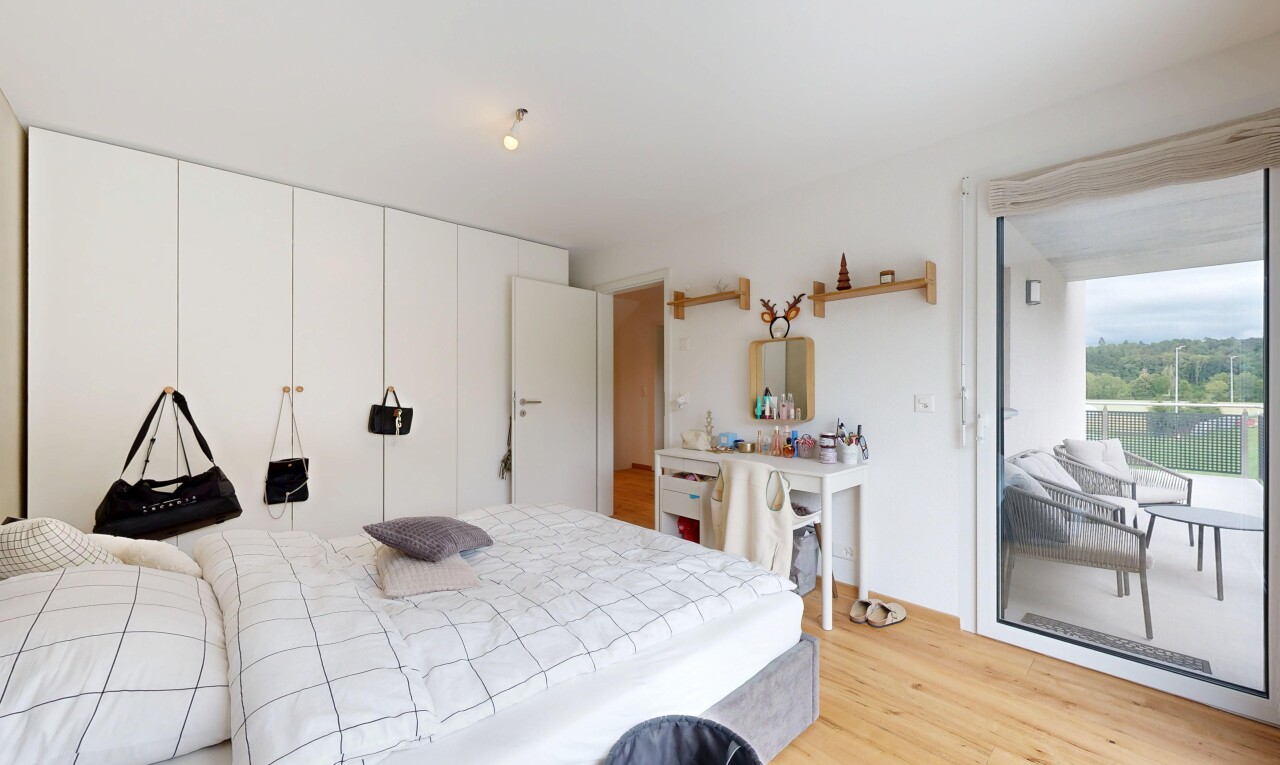 zimmer / schlafzimmer mit holzfußboden, wood finish floor, inside property, natürliches licht, und natural light