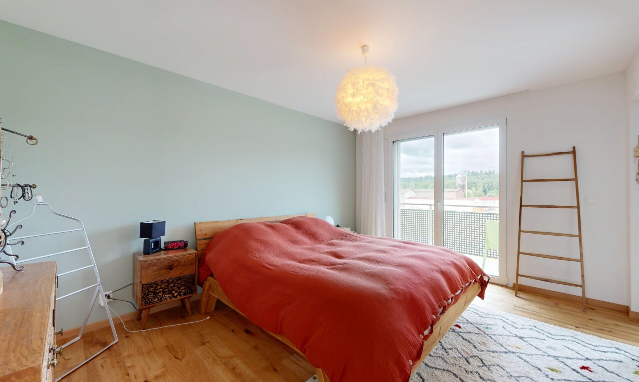 zimmer / schlafzimmer mit inside property, außenzugang, drywall, gipskartonwand, und wood finish floor