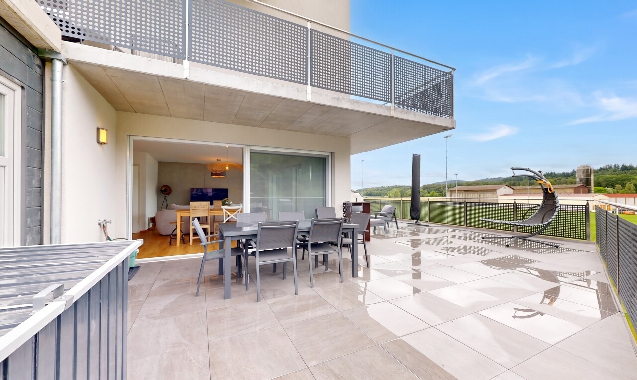 terrasse mit essbereich im freien, terrasse, zaun, day time, und property visible