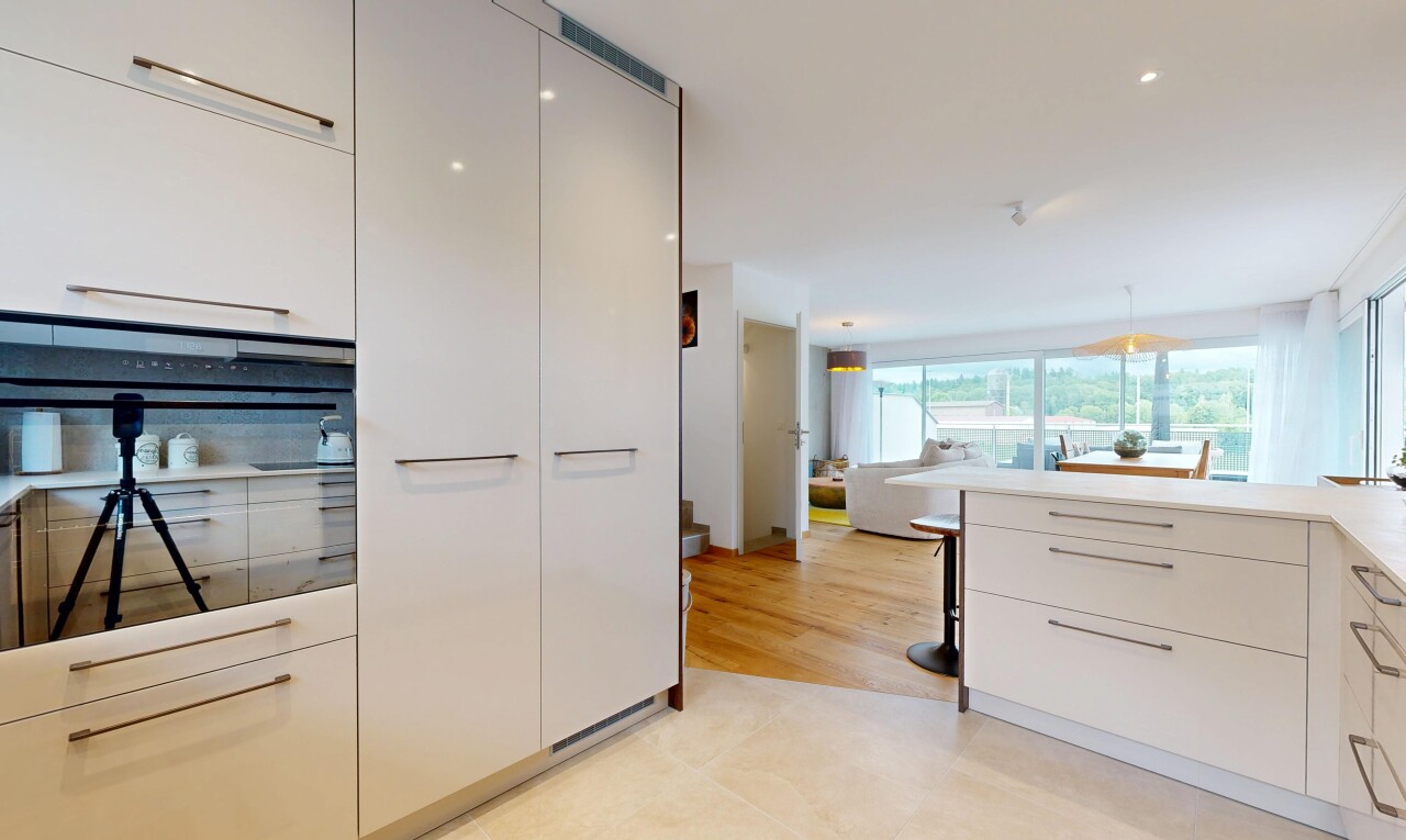küche mit schränke mit flachen paneelen, flat panel cabinets, light floor, natural light, und natürliches licht