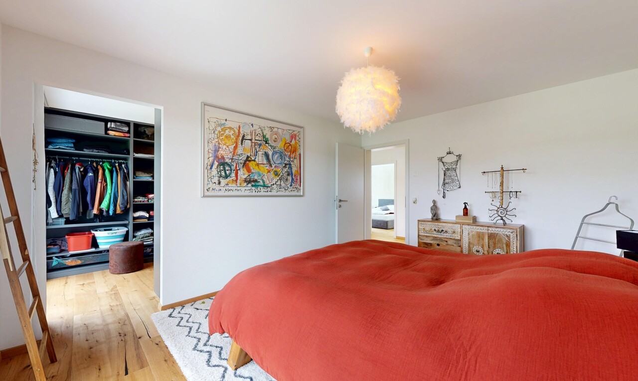 zimmer / schlafzimmer mit holzfußboden, wood finish floor, inside property, gipskartonwand, und drywall