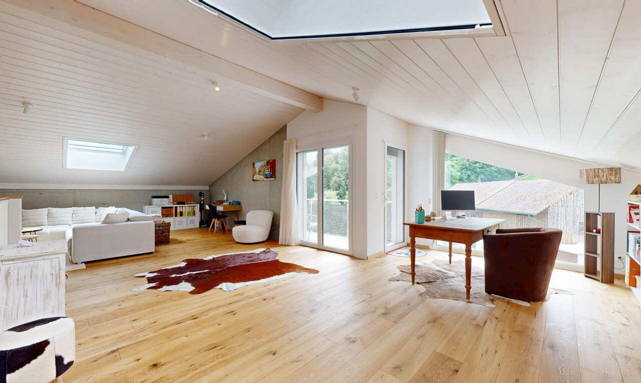 wohnzimmer mit wood finish floor, holzfußboden, wood ceiling, holzdecke, und inside property