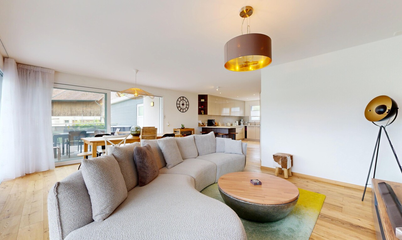 wohn- / esszimmer mit holzfußboden, wood finish floor, inside property, gipskartonwand, und drywall