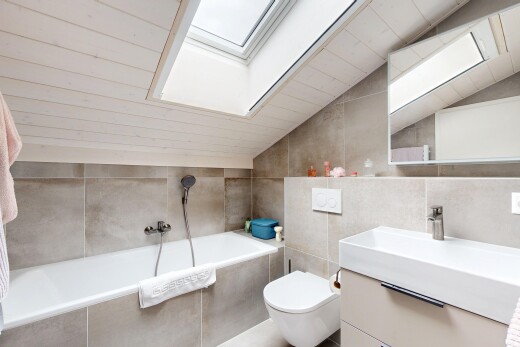 bad mit komplettes badezimmer, bad, spiegel, fliesenwand, und tile wall