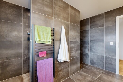 bad mit komplettes badezimmer, dusche, inside property, handtuchwärmer, und hundewaschstation