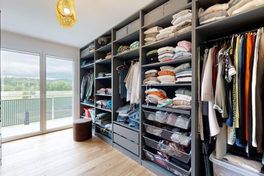 begehbarer kleiderschrank mit light floor, wood finish floor, und holzfußboden