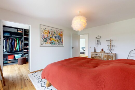 zimmer / schlafzimmer mit holzfußboden, wood finish floor, inside property, gipskartonwand, und drywall