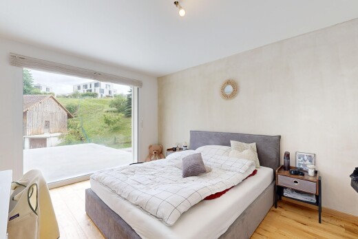 zimmer / schlafzimmer mit holzfußboden, wood finish floor, inside property, natürliches licht, und natural light
