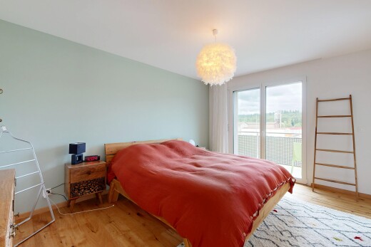 zimmer / schlafzimmer mit inside property, außenzugang, drywall, gipskartonwand, und wood finish floor