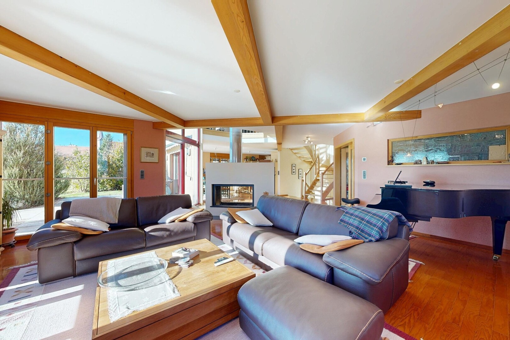 wohnzimmer mit inside property, holzfußboden, wood finish floor, balkendecke, und beamed ceiling